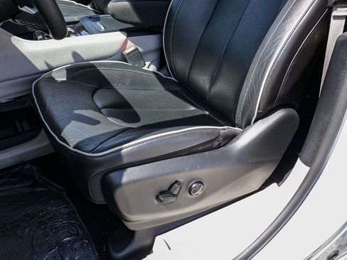 Used 2023 Chrysler Pacifica Limited FWD image 17