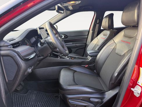 Used 2025 Jeep Compass Trailhawk AWD/4WD image 10