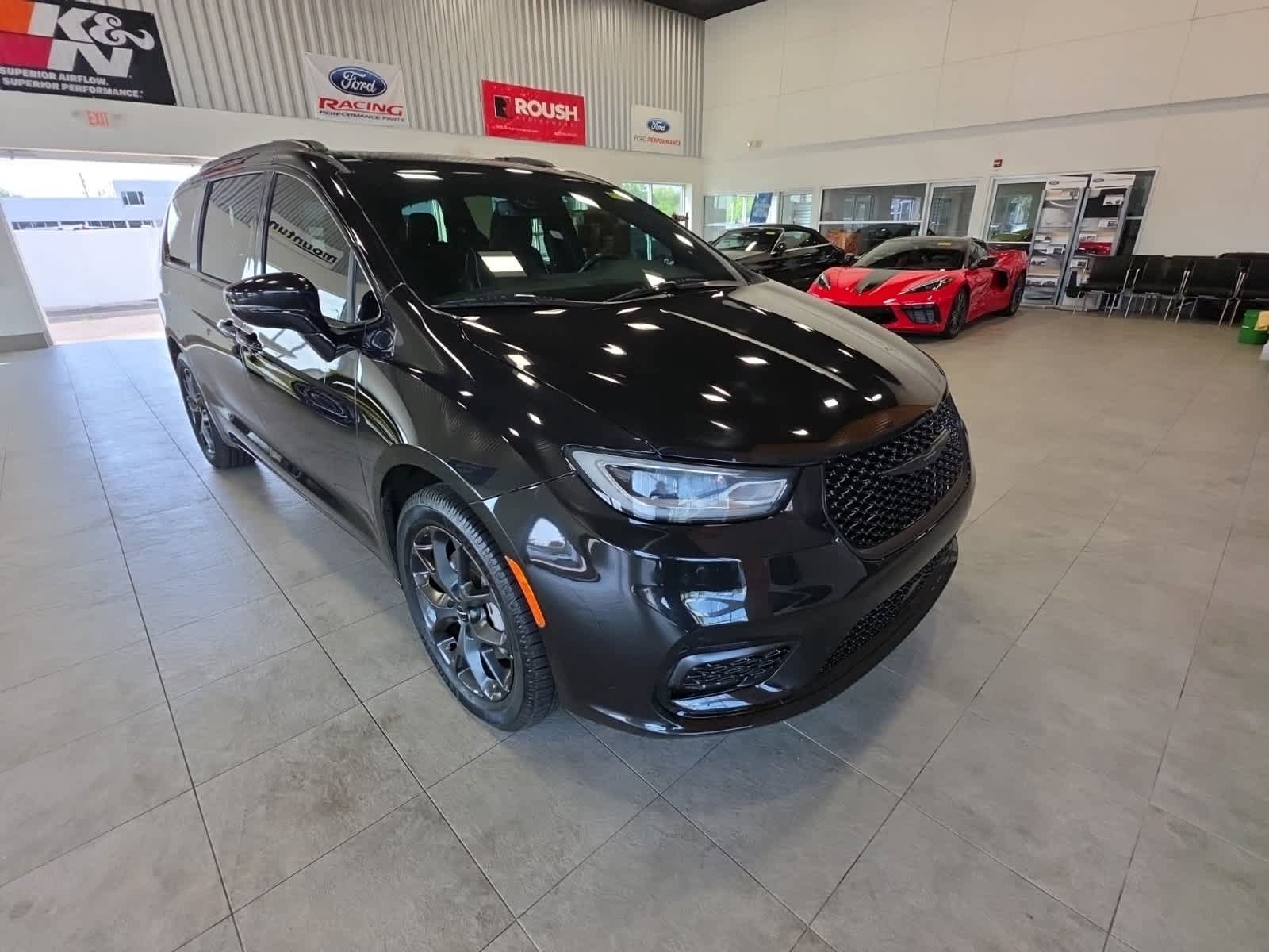 Used 2021 Chrysler Pacifica Limited AWD/4WD image 4
