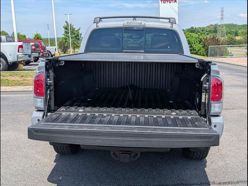 Used 2021 Toyota Tacoma TRD Off-Road w/ TRD Premium Off Road Package AWD/4WD image 19