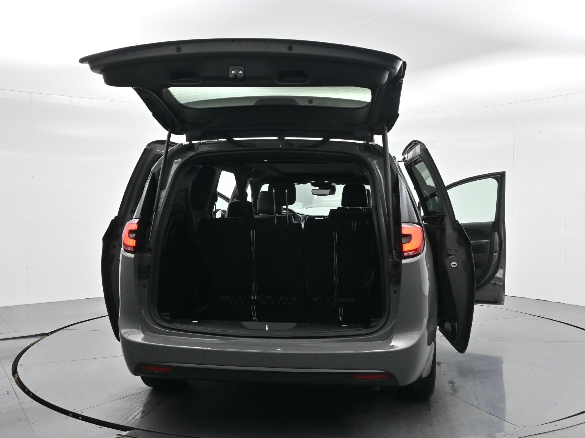 Used 2025 Chrysler Pacifica Limited FWD image 41