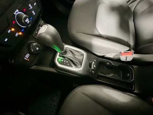 Used 2023 Jeep Renegade Latitude AWD/4WD image 25