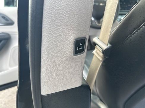 Used 2024 Chrysler Pacifica Touring-L image 15