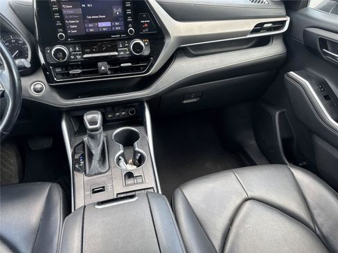 Used 2020 Toyota Highlander XLE FWD image 17