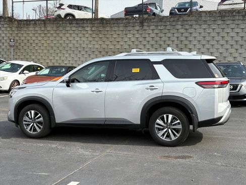 Used 2025 Nissan Pathfinder SL image 4