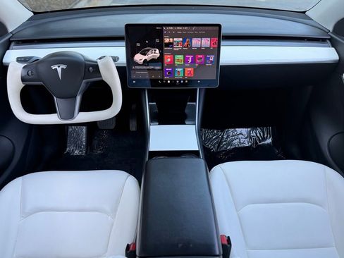 Used 2021 Tesla Model Y Long Range image 40