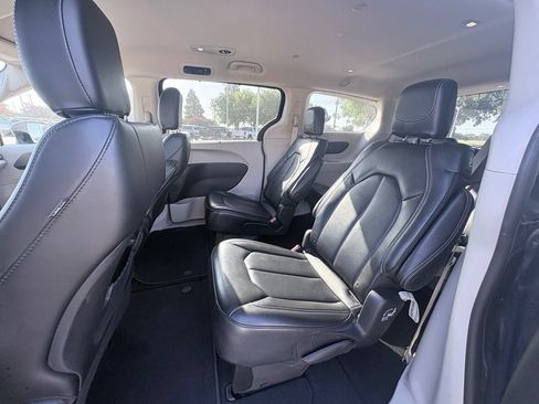 Used 2024 Chrysler Pacifica Touring-L FWD image 7