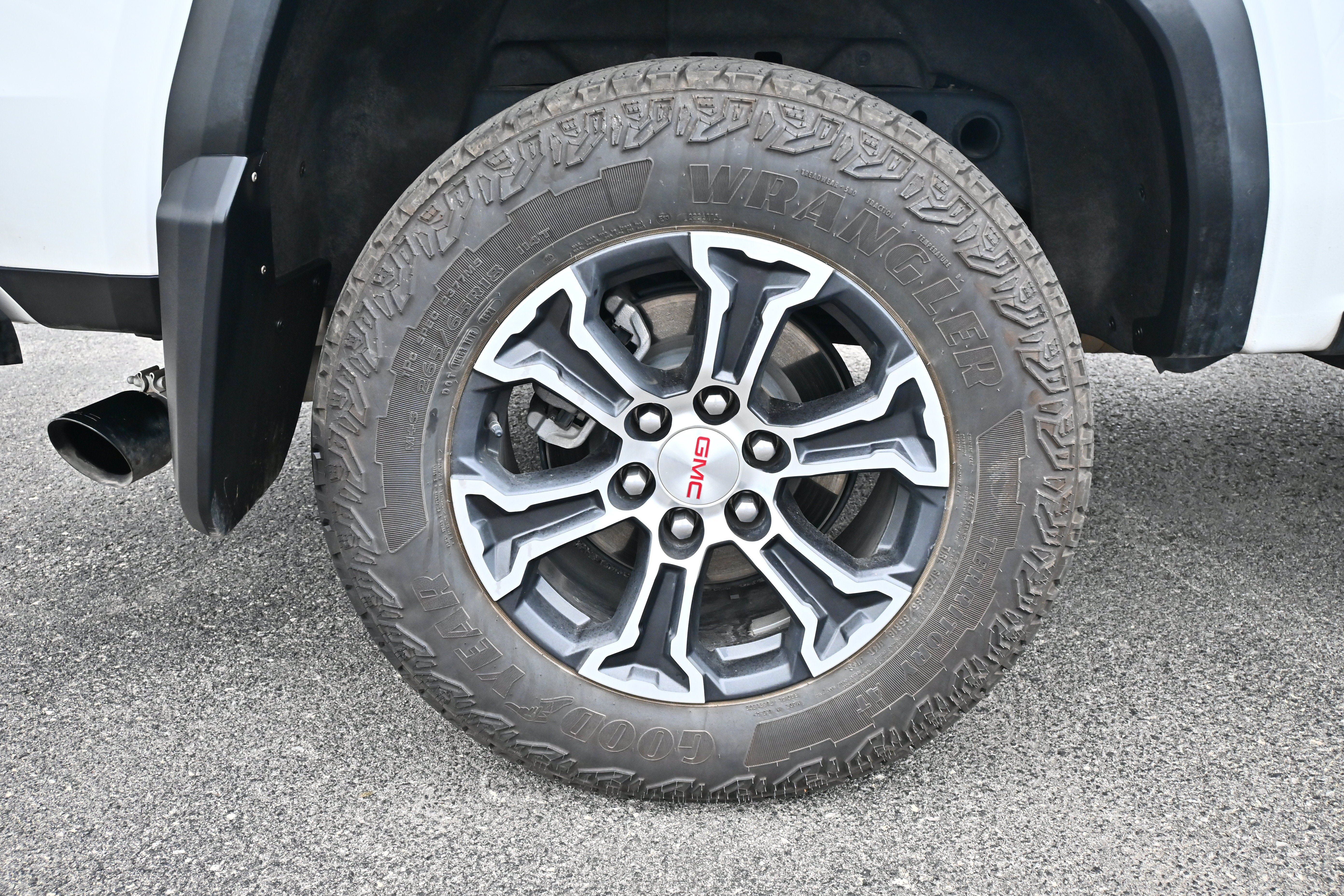 Used 2025 GMC Canyon AT4 w/ Technology Plus Package AWD/4WD image 9