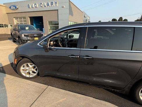 Used 2018 Chrysler Pacifica Touring Plus w/ Tire & Wheel Group FWD image 4