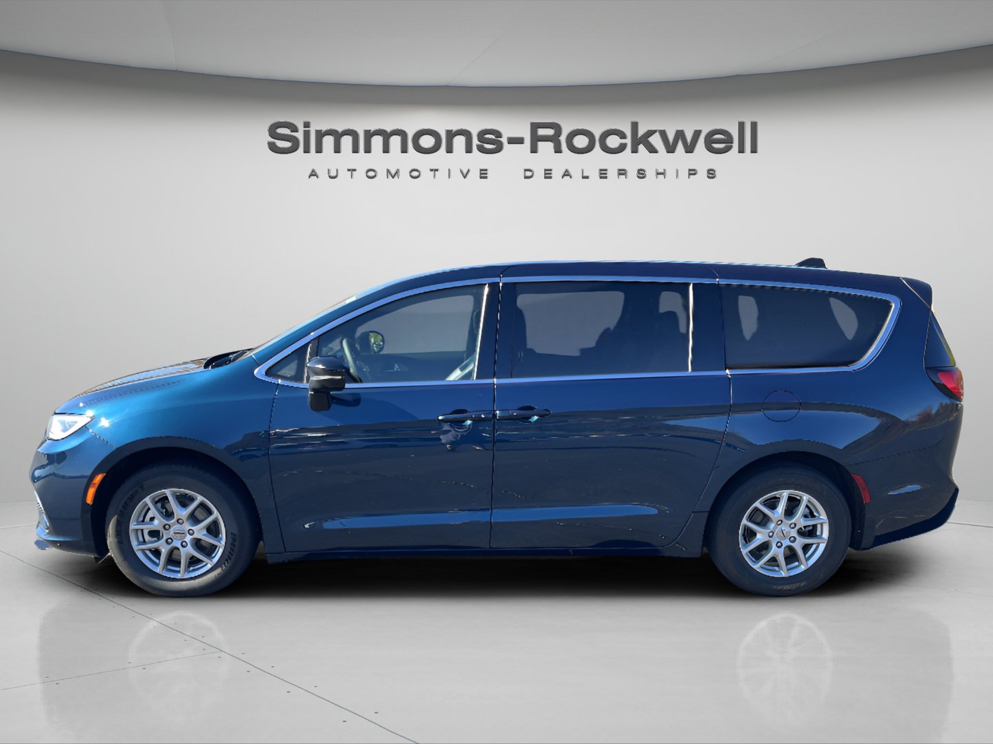 Used 2025 Chrysler Pacifica Select FWD image 2
