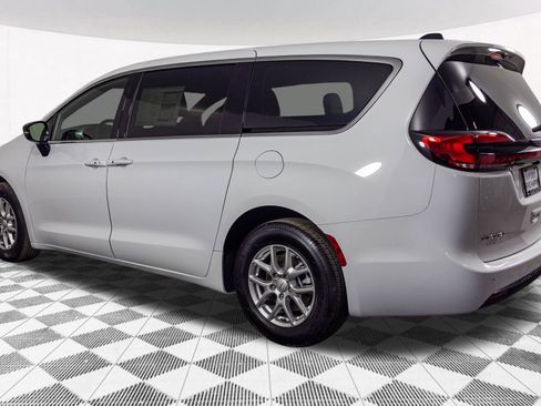 New 2026 Chrysler Pacifica Select FWD image 15