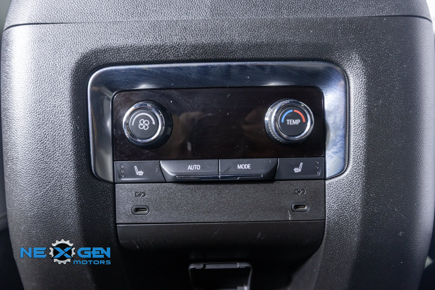 Used 2025 Chevrolet Suburban Premier AWD/4WD image 33