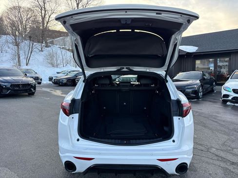 Used 2022 Alfa Romeo Stelvio Veloce image 17