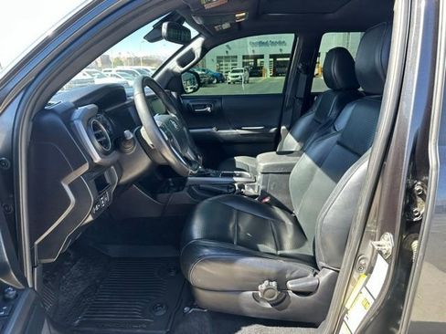 Used 2019 Toyota Tacoma TRD Sport AWD/4WD image 2