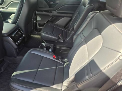 Used 2025 Lincoln Aviator 2WD image 12
