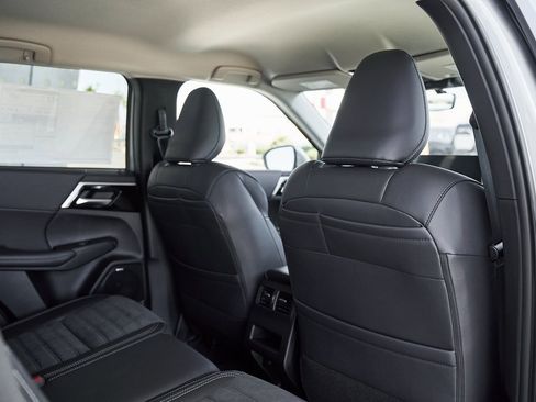 New 2025 Mitsubishi Outlander SE image 26