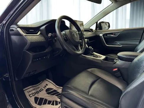 Used 2021 Toyota RAV4 XLE Premium image 4