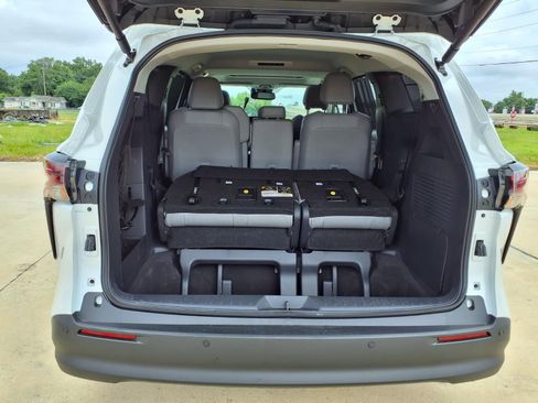 Used 2026 Toyota Sienna XLE FWD image 8