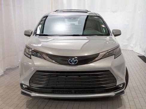 Used 2022 Toyota Sienna XLE Woodland Edition image 3