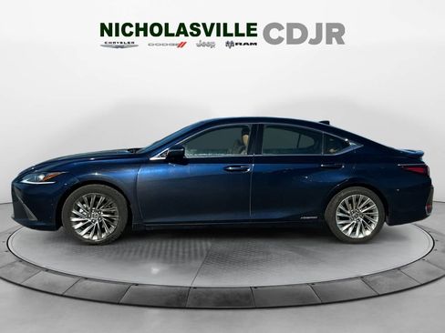 Used 2022 Lexus ES 300h w/ Luxury Package image 2