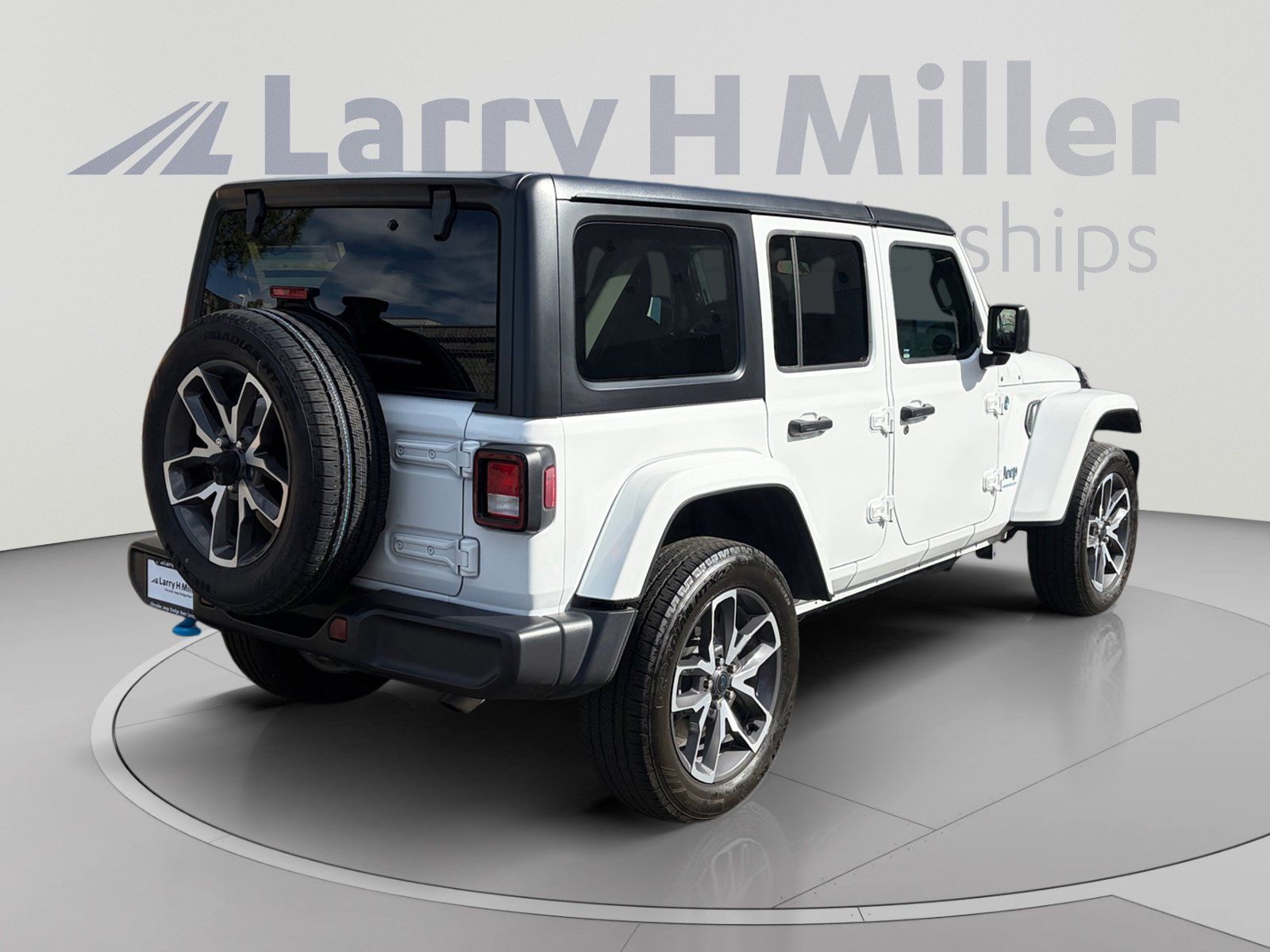 Used 2024 Jeep Wrangler Unlimited w/ Convenience Group AWD/4WD image 5
