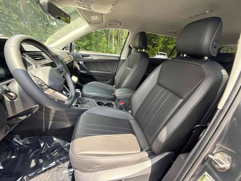 Used 2023 Volkswagen Tiguan SE FWD image 11