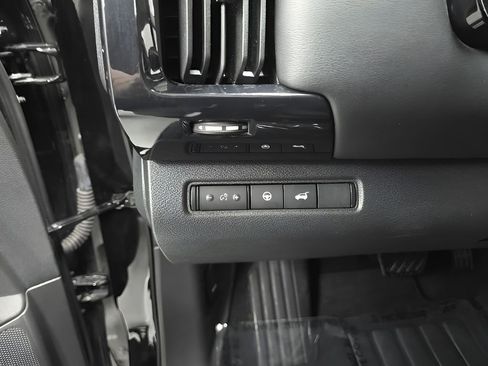 Used 2025 Nissan Pathfinder SV image 11