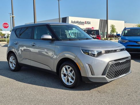 Used 2024 Kia Soul LX w/ Option Group 015 FWD image 3