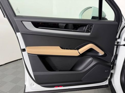 Certified 2026 Porsche Cayenne AWD/4WD image 17