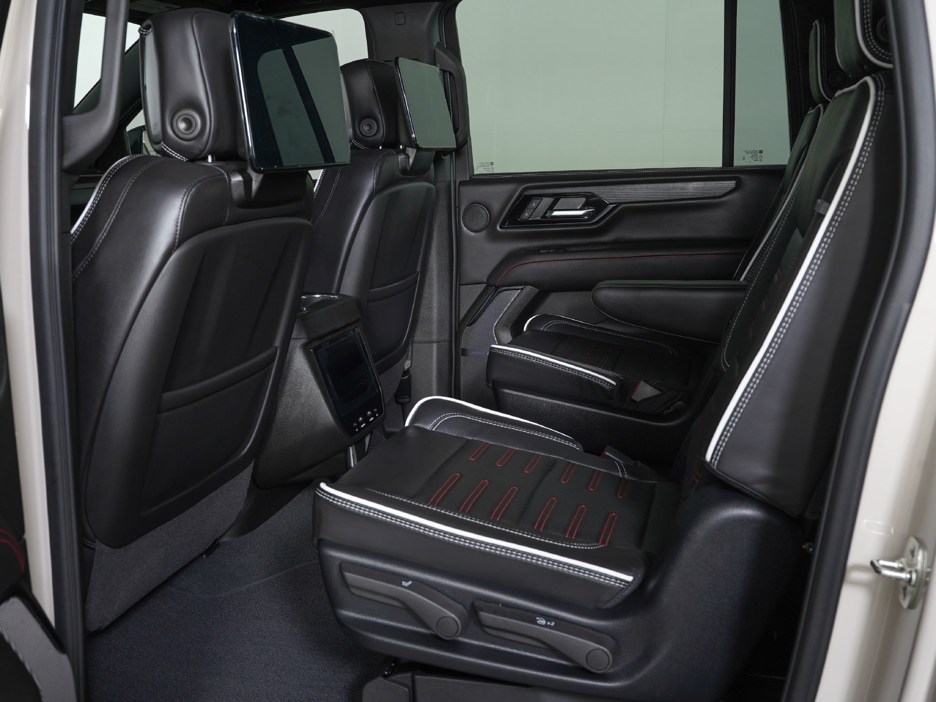 Used 2027 GMC Yukon XL AT4 Ultimate AWD/4WD image 16
