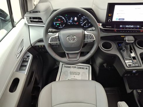 Used 2025 Toyota Sienna XLE w/ XLE Plus Package FWD image 30