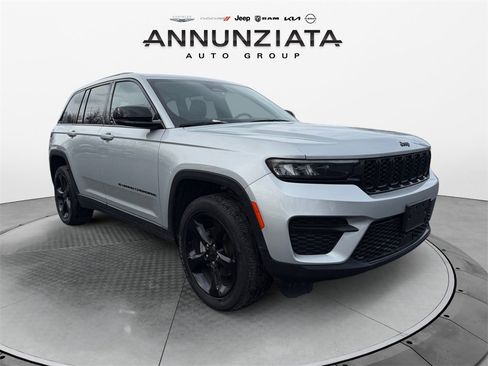 Used 2023 Jeep Grand Cherokee Altitude image 7