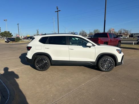 New 2026 Volkswagen Taos SE FWD image 4