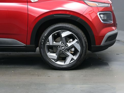 Used 2025 Hyundai Venue Limited image 9