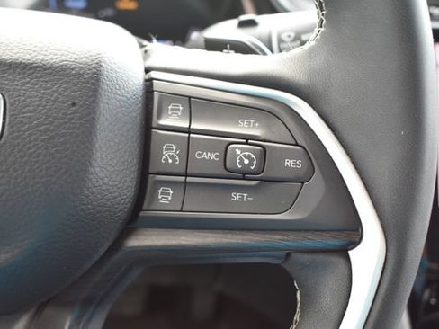 Used 2023 Jeep Grand Cherokee Limited AWD/4WD image 22