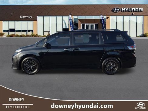 Used 2016 Toyota Sienna SE Premium FWD image 2