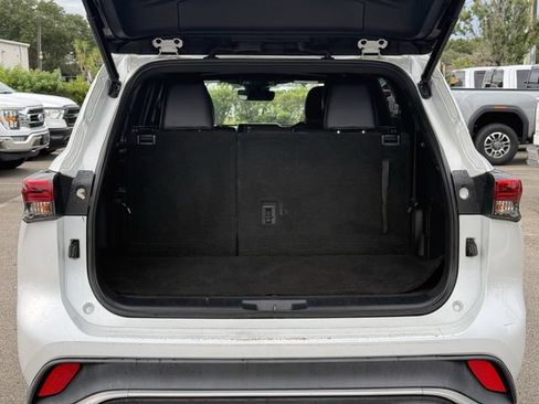 Used 2022 Toyota Highlander XSE FWD image 12