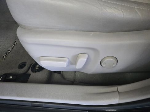 Used 2012 Toyota Camry XLE w/ Leather Pkg image 18