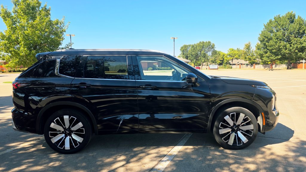 Used 2025 Mitsubishi Outlander AWD image 27