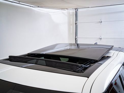 Used 2019 Land Rover Discovery HSE image 14