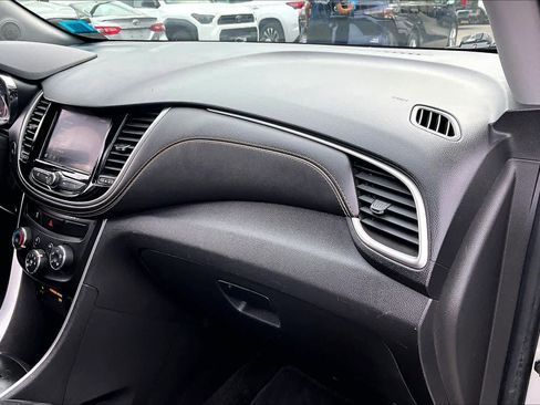 Used 2020 Chevrolet Trax LT w/ LT Convenience Package AWD/4WD image 17