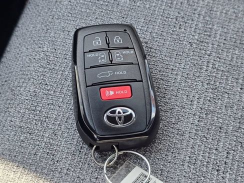 Used 2026 Toyota Sienna LE FWD image 38
