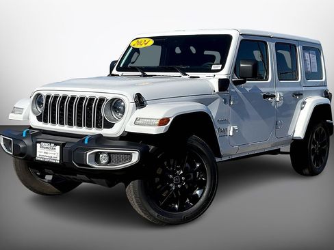 Used 2024 Jeep Wrangler Unlimited Sahara image 2