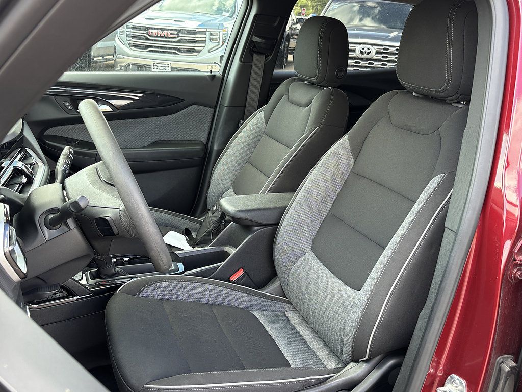 Used 2025 Chevrolet TrailBlazer LT FWD image 7