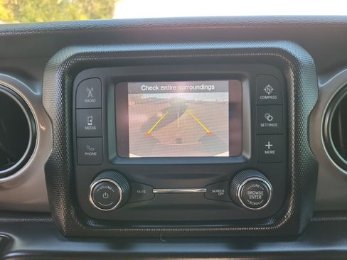 Used 2021 Jeep Gladiator Sport image 15