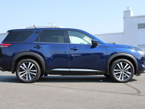 Used 2024 Nissan Pathfinder Platinum AWD/4WD image 2