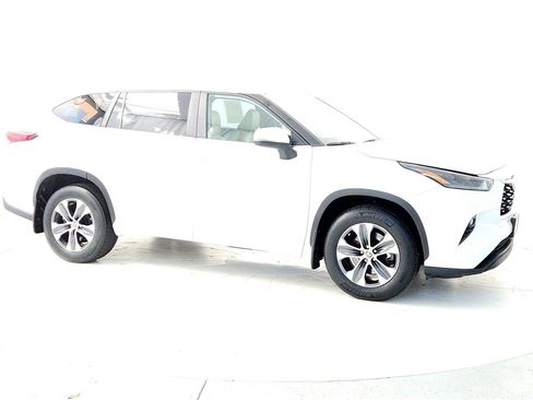 Used 2023 Toyota Highlander XLE image 7