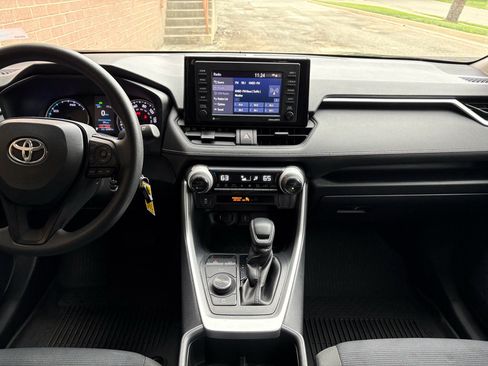 Used 2022 Toyota RAV4 LE AWD/4WD image 29