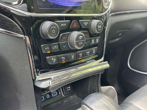 Used 2019 Jeep Grand Cherokee Summit AWD/4WD image 30