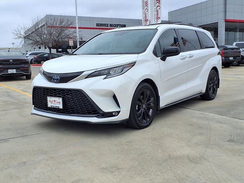 Used 2023 Toyota Sienna XSE image 1
